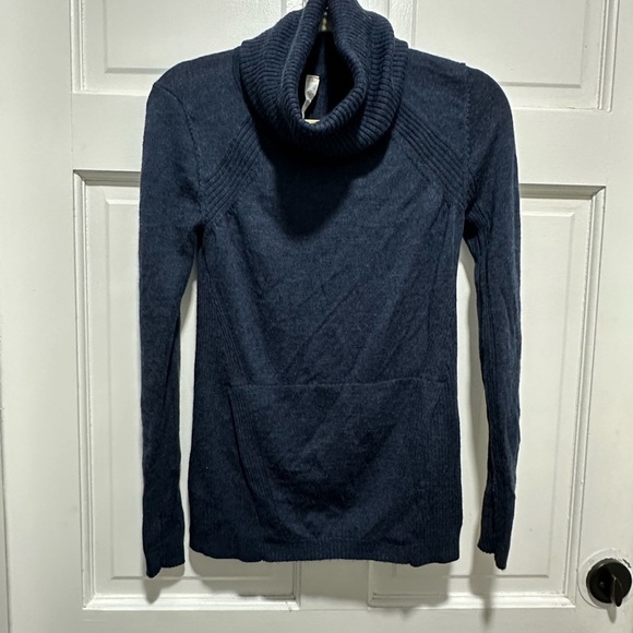 Lululemon Merino 100% Wool Navy Turtleneck Top/ Sweater Size 4 EUC - Picture 2 of 5